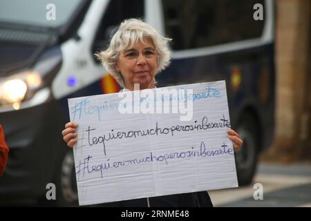 Gijon, Espagne. 01 septembre 2023. Gijon, Espagne, 1 septembre 2023 : une dame tient une bannière avec "Je t'aime beaucoup mais sans t'embrasser" lors du rassemblement contre Luis Rubiales, le 1 septembre 2023, à Gijón, Espagne. (Photo Alberto Brevers/Pacific Press) crédit : Pacific Press Media production Corp./Alamy Live News Banque D'Images