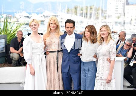 (170524) -- CANNES, 24 mai 2017 -- l'actrice elle Fanning, l'actrice Nicole Kidman, l'acteur Colin Farrell, la réalisatrice Sofia Coppola et l'actrice Kirsten Dunst (de gauche à droite) du film la pose envoûtée pour un photocall à Cannes, France, le 24 mai 2017. Le film The Beguiled réalisé par la réalisatrice américaine Sofia Coppola concourra pour la Palme d or au 70e Festival de Cannes. ) (lrz) FRANCE-CANNES-70E FESTIVAL DE CANNES-EN COMPÉTITION-LE PALMARÈS ChenxYichen PUBLICATIONxNOTxINxCHN Cannes Mai 24 2017 actrice elle Fanning actrice Nicole Kidman acteur Colin Farrell réalisatrice Sofia Co Banque D'Images