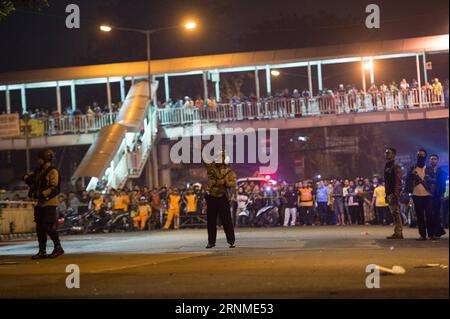 (170525) -- JAKARTA, 25 mai 2017 -- la police a sécurisé le lieu de l'explosion près d'un arrêt de bus à Kampung Melayu, Jakarta, Indonésie, le 24 mai 2017. Trois personnes auraient été tuées et certaines blessées lorsque des bombes ont explosé mercredi soir dans la capitale indonésienne, Jakarta, a rapporté une télévision locale. (Zjy) INDONÉSIE-JAKARTA-EXPLOSION DE LA BOMBE VerixSanovri PUBLICATIONxNOTxINxCHN Jakarta Mai 25 2017 la police sécurise le lieu de l'explosion de la bombe près d'un arrêt de bus à Kampung nacktesPerson Melayu Jakarta Indonésie LE 24 2017 mai, trois célébrités auraient été TUÉES et certaines blessées sous forme de bombes explo Banque D'Images