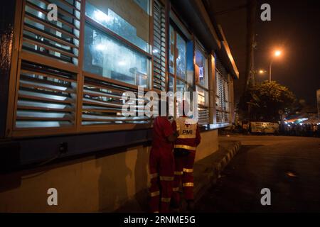 (170525) -- JAKARTA, le 25 mai 2017 -- un officier pointe du doigt des parties du corps humain près d'un arrêt de bus à Kampung Melayu, Jakarta, Indonésie, le 24 mai 2017. Trois personnes auraient été tuées et certaines blessées lorsque des bombes ont explosé mercredi soir dans la capitale indonésienne, Jakarta, a rapporté une télévision locale. (Zjy) INDONÉSIE-JAKARTA-EXPLOSION DE LA BOMBE VerixSanovri PUBLICATIONxNOTxINxCHN Jakarta Mai 25 2017 à l'officier points à des parties du corps humain près d'un arrêt de bus à Kampung nacktesPerson Melayu Jakarta Indonésie LE 24 2017 mai trois célébrités ont été TUÉES et certaines blessées par l'explosion de bombes Banque D'Images