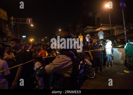 (170525) -- JAKARTA, 25 mai 2017 -- Un policier sécurise le lieu de l'explosion près d'un arrêt de bus à Kampung Melayu, Jakarta, Indonésie, le 24 mai 2017. Trois personnes auraient été tuées et certaines blessées lorsque des bombes ont explosé mercredi soir dans la capitale indonésienne, Jakarta, a rapporté une télévision locale. (Zjy) INDONÉSIE-JAKARTA EXPLOSION VerixSanovri PUBLICATIONxNOTxINxCHN Jakarta Mai 25 2017 un policier sécurise le lieu de l'explosion de la bombe près d'un arrêt de bus à Kampung nacktesPerson Melayu Jakarta Indonésie LE 24 2017 mai, trois célébrités auraient été TUÉES et certaines blessées AS Banque D'Images