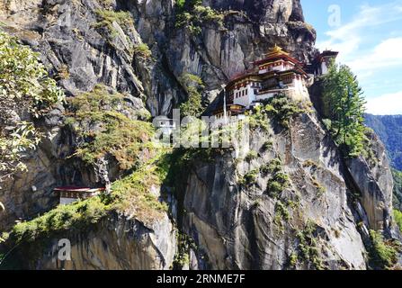 L'approche finale remonte le flanc de la montagne jusqu'au monastère du nid de tigre (Taktsang) près de Paro, Bhoutan. Le monastère se trouve à environ 10 000 pieds au-dessus du niveau de la mer Banque D'Images