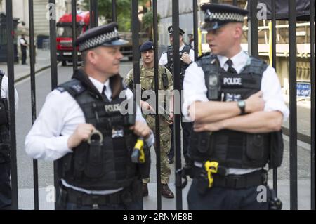 (170524) -- LONDRES, le 24 mai 2017 -- un soldat armé monte la garde au 10 Downing Street à Londres, en Grande-Bretagne, le 24 mai 2017. La première ministre britannique Theresa May a annoncé mardi soir que le niveau de menace terroriste du pays avait été relevé de sévère à critique , son niveau le plus élevé. GRANDE-BRETAGNE-LONDRES-MENACE TERRORISTE-NIVEAU LE PLUS ÉLEVÉ RayxTang PUBLICATIONxNOTxINxCHN Londres Mai 24 2017 à un soldat armé tient garde AU 10 Downing Street à Londres Grande-Bretagne LE 24 2017 mai, les premiers ministres britanniques Theresa May ont annoncé mardi soir Thatcher le niveau de menace de terreur du pays S a été augmenté de sévère à C. Banque D'Images