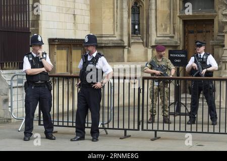 (170524) -- LONDRES, le 24 mai 2017 -- un soldat armé et des policiers armés montent la garde devant les chambres du Parlement à Londres, en Grande-Bretagne, le 24 mai 2017. La première ministre britannique Theresa May a annoncé mardi soir que le niveau de menace terroriste du pays avait été relevé de sévère à critique , son niveau le plus élevé. GRANDE-BRETAGNE-LONDRES-MENACE TERRORISTE-PLUS HAUT NIVEAU RayxTang PUBLICATIONxNOTxINxCHN Londres Mai 24 2017 à un soldat armé et des officiers de police armés debout devant les chambres du Parlement à Londres Grande-Bretagne LE 24 2017 mai, les premiers ministres britanniques Theresa May ont annoncé mardi soir T Banque D'Images