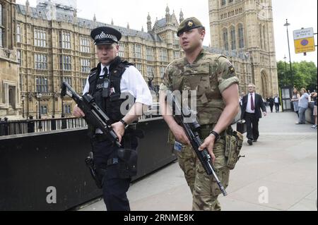 (170524) -- LONDRES, le 24 mai 2017 -- un soldat armé et un policier armé patrouillent devant les chambres du Parlement à Londres, en Grande-Bretagne, le 24 mai 2017. La première ministre britannique Theresa May a annoncé mardi soir que le niveau de menace terroriste du pays avait été relevé de sévère à critique , son niveau le plus élevé. GRANDE-BRETAGNE-LONDRES-MENACE TERRORISTE-NIVEAU LE PLUS ÉLEVÉ RayxTang PUBLICATIONxNOTxINxCHN Londres 24 2017 mai au Soldat armé et à la patrouille d'officiers de police armés devant les chambres du Parlement à Londres Grande-Bretagne LE 24 2017 mai, les premiers ministres britanniques Theresa May ont annoncé mardi soir Thatche Banque D'Images