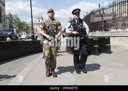 (170524) -- LONDRES, le 24 mai 2017 -- un soldat armé et un policier armé patrouillent devant les chambres du Parlement à Londres, en Grande-Bretagne, le 24 mai 2017. La première ministre britannique Theresa May a annoncé mardi soir que le niveau de menace terroriste du pays avait été relevé de sévère à critique , son niveau le plus élevé. GRANDE-BRETAGNE-LONDRES-MENACE TERRORISTE-NIVEAU LE PLUS ÉLEVÉ RayxTang PUBLICATIONxNOTxINxCHN Londres 24 2017 mai au Soldat armé et à la patrouille d'officiers de police armés devant les chambres du Parlement à Londres Grande-Bretagne LE 24 2017 mai, les premiers ministres britanniques Theresa May ont annoncé mardi soir Thatche Banque D'Images