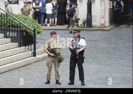 (170524) -- LONDRES, le 24 mai 2017 -- un soldat armé et un policier armé patrouillent devant les chambres du Parlement à Londres, en Grande-Bretagne, le 24 mai 2017. La première ministre britannique Theresa May a annoncé mardi soir que le niveau de menace terroriste du pays avait été relevé de sévère à critique , son niveau le plus élevé. GRANDE-BRETAGNE-LONDRES-MENACE TERRORISTE-NIVEAU LE PLUS ÉLEVÉ RayxTang PUBLICATIONxNOTxINxCHN Londres 24 2017 mai au Soldat armé et à la patrouille d'officiers de police armés devant les chambres du Parlement à Londres Grande-Bretagne LE 24 2017 mai, les premiers ministres britanniques Theresa May ont annoncé mardi soir Thatche Banque D'Images