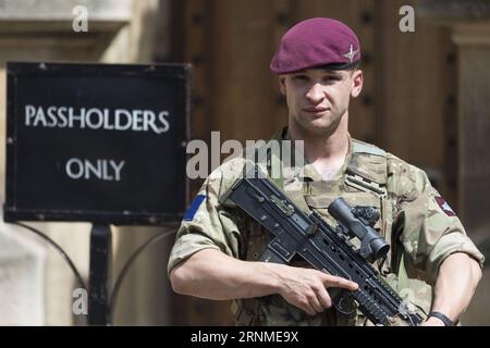 (170524) -- LONDRES, le 24 mai 2017 -- un soldat armé monte la garde devant les chambres du Parlement à Londres, en Grande-Bretagne, le 24 mai 2017. La première ministre britannique Theresa May a annoncé mardi soir que le niveau de menace terroriste du pays avait été relevé de sévère à critique , son niveau le plus élevé. GRANDE-BRETAGNE-LONDRES-MENACE TERRORISTE-PLUS HAUT NIVEAU RayxTang PUBLICATIONxNOTxINxCHN Londres Mai 24 2017 à un soldat armé debout Garde devant les chambres du Parlement à Londres Grande-Bretagne LE 24 2017 mai, les premiers ministres britanniques Theresa May ont annoncé mardi soir Thatcher le niveau de menace terroriste du pays a été Banque D'Images