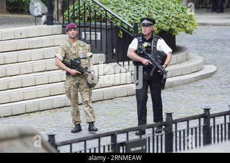 (170524) -- LONDRES, le 24 mai 2017 -- un soldat armé et un policier armé patrouillent devant les chambres du Parlement à Londres, en Grande-Bretagne, le 24 mai 2017. La première ministre britannique Theresa May a annoncé mardi soir que le niveau de menace terroriste du pays avait été relevé de sévère à critique , son niveau le plus élevé. GRANDE-BRETAGNE-LONDRES-MENACE TERRORISTE-NIVEAU LE PLUS ÉLEVÉ RayxTang PUBLICATIONxNOTxINxCHN Londres 24 2017 mai au Soldat armé et à la patrouille d'officiers de police armés devant les chambres du Parlement à Londres Grande-Bretagne LE 24 2017 mai, les premiers ministres britanniques Theresa May ont annoncé mardi soir Thatche Banque D'Images