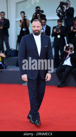 Venise, Italie. 1 septembre 2023. Le réalisateur Yorgos Lanthimos pose sur le tapis rouge pour la première du film "Poor Things" lors du 80e Festival International du film de Venise à Venise, Italie, le 1 septembre 2023. Crédit : Jin Mamengni/Xinhua/Alamy Live News Banque D'Images