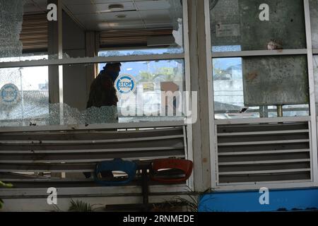 (170525) -- JAKARTA, le 25 mai 2017 -- un policier indonésien monte la garde sur le site de l'explosion après une explosion suicide près d'un arrêt de bus à Kampung Melayu, Jakarta, Indonésie, le 25 mai 2017. Deux ont été tués, y compris un policier, dans une explosion suicide près d un arrêt de bus dans la capitale indonésienne, Jakarta, ont déclaré jeudi matin la police et des témoins oculaires. (zy) INDONÉSIE-JAKARTA-ATTENTAT-SUICIDE-AFTERMATH AgungxKuncahyaxB. PUBLICATIONxNOTxINxCHN Jakarta Mai 25 2017 policier indonésien debout Garde SUR le site de l'explosion après une explosion de suicide près d'un arrêt de bus à Kampung nacktesPerson Mel Banque D'Images