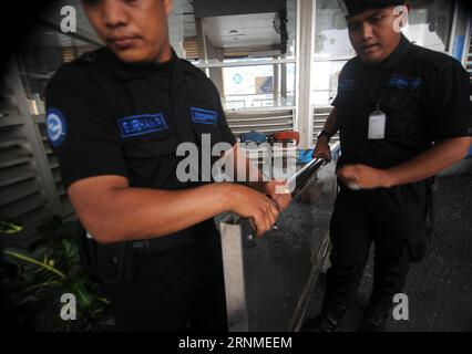 (170525) -- JAKARTA, le 25 mai 2017 -- des policiers indonésiens montent la garde sur le site de l'explosion après une explosion suicide près d'un arrêt de bus à Kampung Melayu, Jakarta, Indonésie, le 25 mai 2017. Deux ont été tués, y compris un policier, dans une explosion suicide près d un arrêt de bus dans la capitale indonésienne, Jakarta, ont déclaré jeudi matin la police et des témoins oculaires. (zy) INDONÉSIE-JAKARTA-ATTENTAT-SUICIDE-AFTERMATH AgungxKuncahyaxB. PUBLICATIONxNOTxINxCHN Jakarta Mai 25 2017 des policiers indonésiens montent la garde SUR le site de l'explosion après une explosion suicidaire près d'un arrêt de bus à Kampung nacktesPerson Melayu Jaka Banque D'Images