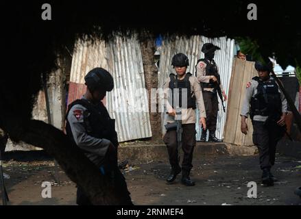 (170525) -- JAKARTA, le 25 mai 2017 -- des policiers indonésiens montent la garde sur le site de l'explosion après une explosion suicide près d'un arrêt de bus à Kampung Melayu, Jakarta, Indonésie, le 25 mai 2017. Deux ont été tués, y compris un policier, dans une explosion suicide près d un arrêt de bus dans la capitale indonésienne, Jakarta, ont déclaré jeudi matin la police et des témoins oculaires. (zy) INDONÉSIE-JAKARTA-ATTENTAT-SUICIDE-AFTERMATH AgungxKuncahyaxB. PUBLICATIONxNOTxINxCHN Jakarta Mai 25 2017 des policiers indonésiens montent la garde SUR le site de l'explosion après une explosion suicidaire près d'un arrêt de bus à Kampung nacktesPerson Melayu Jaka Banque D'Images