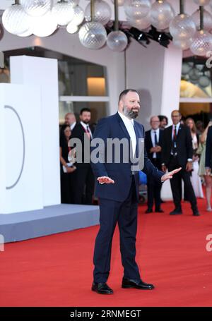 Venise, Italie. 1 septembre 2023. Le réalisateur Yorgos Lanthimos pose sur le tapis rouge pour la première du film "Poor Things" lors du 80e Festival International du film de Venise à Venise, Italie, le 1 septembre 2023. Crédit : Jin Mamengni/Xinhua/Alamy Live News Banque D'Images