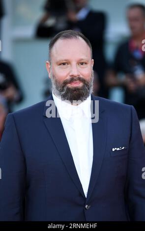 Venise, Italie. 1 septembre 2023. Le réalisateur Yorgos Lanthimos pose sur le tapis rouge pour la première du film "Poor Things" lors du 80e Festival International du film de Venise à Venise, Italie, le 1 septembre 2023. Crédit : Jin Mamengni/Xinhua/Alamy Live News Banque D'Images