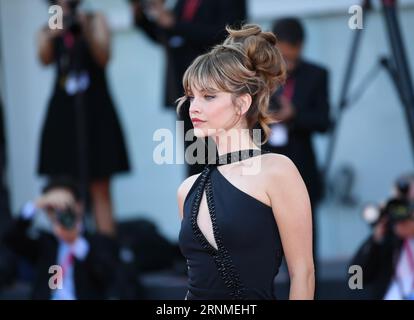 Venise, Italie. 1 septembre 2023. Barbara Palvin pose sur le tapis rouge pour la première du film "Poor Things" lors du 80e Festival International du film de Venise à Venise, Italie, le 1 septembre 2023. Crédit : Jin Mamengni/Xinhua/Alamy Live News Banque D'Images