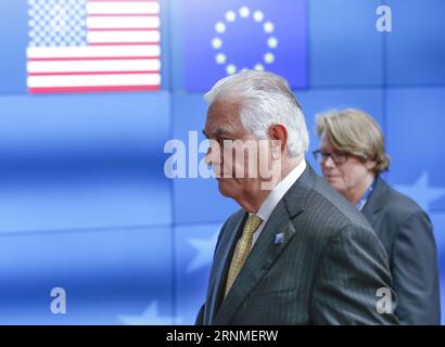 (170525) -- BRUXELLES, le 25 mai 2017 -- le secrétaire d'État américain Rex Tillerson (Front) quitte le siège du Conseil européen après la réunion des dirigeants UE-États-Unis, à Bruxelles, Belgique, le 25 mai 2017. (zf) BELGIUM-BRUSSELS-eu-USA-TRUMP-MEETING YexPingfan PUBLICATIONxNOTxINxCHN Bruxelles Mai 25 2017 le secrétaire d'État Rex Tillerson Front quitte le siège du Conseil européen après la réunion des dirigeants de l'UE USA à Bruxelles Belgique Mai 25 2017 ZF Belgique Bruxelles eu USA Trump Meeting YexPingfan PUBLICATIONxNOTxINxCHN Banque D'Images