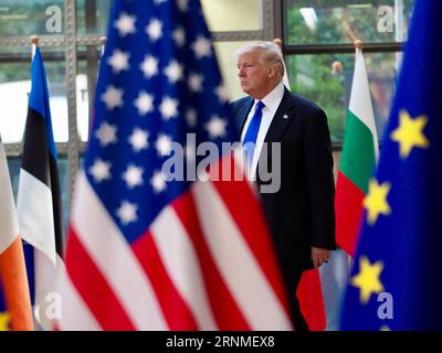 (170525) -- BRUXELLES, le 25 mai 2017 -- le président américain Donald Trump marche avant la réunion des dirigeants UE-États-Unis au siège du Conseil européen, à Bruxelles, Belgique, le 25 mai 2017. (zf) BELGIUM-BRUSSELS-eu-USA-TRUMP-MEETING ThierryxMonasse PUBLICATIONxNOTxINxCHN Bruxelles Mai 25 2017 le président de l'U S Donald Trump marche avant la réunion des dirigeants de l'UE USA AU siège du Conseil européen à Bruxelles Belgique Mai 25 2017 ZF Belgique Brussels eu USA Trump Meeting ThierryxMonasse PUBLICATIONxNOTxINxCHN Banque D'Images