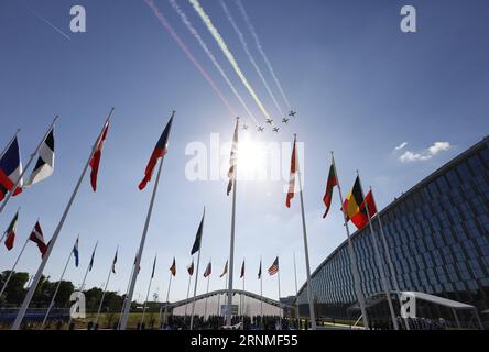 (170525) -- BRUXELLES, le 25 mai 2017 -- des avions survolent le nouveau quartier général de l'OTAN lors de la cérémonie de passation de ce siège lors d'un sommet de l'OTAN d'une journée, à Bruxelles, Belgique, le 25 mai 2017.) BELGIQUE-BRUXELLES-SOMMET OTAN-OTAN CÉRÉMONIE DE REMISE DU SIÈGE YexPingfan PUBLICATIONxNOTxINxCHN Bruxelles Mai 25 2017 avion survol du nouveau siège de l'OTAN LORS DE sa cérémonie de remise d'un jour au sommet de l'OTAN à Bruxelles Belgique Mai 25 2017 Belgique Bruxelles Sommet de l'OTAN cérémonie de remise du siège de l'OTAN YexPingfan PUBLICATIONxNOTxINxCHN Banque D'Images