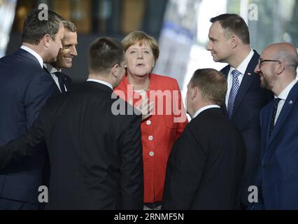 (170525) -- BRUXELLES, le 25 mai 2017 -- la chancelière allemande Angela Merkel (C) s'entretient avec les dirigeants d'autres États lors d'une séance de photos de famille lors d'un sommet d'une journée de l'OTAN, à Bruxelles, Belgique, le 25 mai 2017. SOMMET BELGIQUE-BRUXELLES-OTAN AlexeyxVitvitsky PUBLICATIONxNOTxINxCHN Bruxelles Mai 25 2017 la chancelière allemande Angela Merkel C s'entretient avec d'autres dirigeants d'États LORS d'une séance de photos de famille lors d'un Sommet OTAN d'une journée à Bruxelles Belgique Mai 25 2017 Belgique Bruxelles Sommet OTAN PUBLICATIONxNOTxINxCHN Banque D'Images