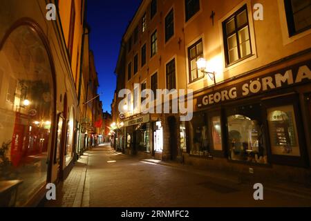 (170526) -- STOCKHOLM, le 26 mai 2017 -- la photo prise le 23 mai 2017 montre la vue nocturne de la vieille ville de Stockholm, la capitale suédoise. Avec une histoire de plus de 700 ans, la vieille ville de Stockholm a de nombreux bâtiments et rues honorés.) (YY) SUÈDE-STOCKHOLM-VUE DE NUIT gongxbing PUBLICATIONxNOTxINxCHN Stockholm Mai 26 2017 photo prise LE 23 2017 mai montre la vue de nuit de la vieille ville de Suède capitale S Stockholm avec une histoire de plus de 700 ans la vieille ville de Stockholm a BEAUCOUP honoré bâtiments et rues yy Suède Stockholm Night View GongxBing PUBLICATIONx Banque D'Images