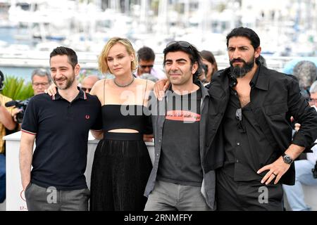 (170526) -- CANNES, 26 mai 2017 -- le réalisateur Fatih Akin (2e R) et les acteurs Denis Moschitto (1e L), Diane Kruger (2e L), Numan Acar (1e R) du film dans le fondu posent pour un photocall à Cannes, France le 26 mai 2017. Le film In the Fade réalisé par Fatih Akin concourra pour la Palme d Or au 70e Festival de Cannes. )(yk) FRANCE-CANNES-70E FESTIVAL DE CANNES-EN COMPÉTITION-DANS LE FADE-PHOTOCALL ChenxYichen PUBLICATIONxNOTxINxCHN Cannes Mai 26 2017 réalisateur Fatih Akin 2e r et Cast Members Denis Moschitto 1e l Diane Kruger 2e l Numan Acar 1e r du film à la mode Banque D'Images