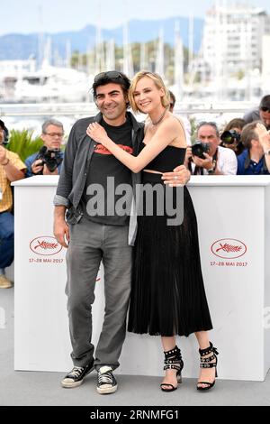 (170526) -- CANNES, le 26 mai 2017 -- le réalisateur Fatih Akin et l'actrice Diane Kruger (droite) du film In the Fade posent pour un photocall à Cannes, France, le 26 mai 2017. Le film In the Fade réalisé par Fatih Akin concourra pour la Palme d Or au 70e Festival de Cannes. )(yk) FRANCE-CANNES-70E FESTIVAL DE CANNES-EN COMPÉTITION-DANS LE FADE-PHOTOCALL ChenxYichen PUBLICATIONxNOTxINxCHN Cannes Mai 26 2017 la réalisatrice Fatih Akin et l'actrice Diane Kruger du film dans le fade posent pour un appel photo à Cannes France LE 26 2017 mai le film dans le fade réalisé par Fatih Akin Will rivaliser pour Banque D'Images