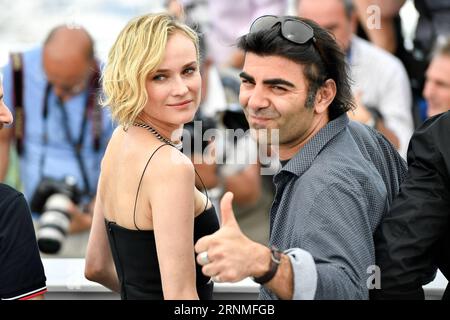 (170526) -- CANNES, le 26 mai 2017 -- le réalisateur Fatih Akin (à droite) et l'actrice Diane Kruger du film In the Fade posent pour un photocall à Cannes, France, le 26 mai 2017. Le film In the Fade réalisé par Fatih Akin concourra pour la Palme d Or au 70e Festival de Cannes. )(yk) FRANCE-CANNES-70E FESTIVAL DE CANNES-EN COMPÉTITION-DANS LE FADE-PHOTOCALL ChenxYichen PUBLICATIONxNOTxINxCHN Cannes Mai 26 2017 la réalisatrice Fatih Akin r et l'actrice Diane Kruger du film dans le fade posent pour un appel photo à Cannes France LE 26 2017 mai le film dans le fade réalisé par Fatih Akin Will rivaliser pour Banque D'Images