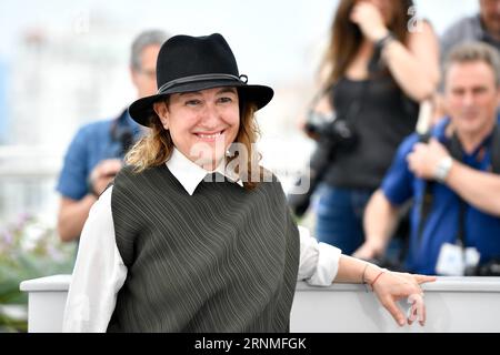 (170526) -- CANNES, le 26 mai 2017 -- la réalisatrice, scénariste, productrice, membre du jury, Athina Rachel Tsangari, pose pour un photocall à Cannes, France, le 26 mai 2017. Le jury des courts métrages et Cinefondation du 70e Festival de Cannes est composé par le réalisateur roumain, scénariste, producteur Cristian Mungiu, l'actrice française Clotilde Hesme, réalisateur américain, scénariste Barry Jenkins, réalisateur singapourien, scénariste, scénariste, le producteur Eric Khoo et la réalisatrice grecque, scénariste et productrice Athina Rachel Tsangari. )(YK) FRANCE-CANNES-70E FESTIVAL DE CANNES-JURY-COURTS MÉTRAGES ET CINEFON Banque D'Images