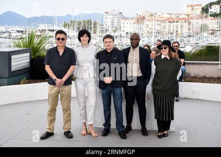 (170526) -- CANNES, le 26 mai 2017 -- les membres du jury des courts métrages et de la Cinefondation, Eric Khoo, Clotilde Hesme, Cristian Mungiu, Barry Jenkins et Athina Rachel Tsangari (de gauche à droite), posent pour un photocall à Cannes, France, le 26 mai 2017. Le jury des courts métrages et Cinefondation du 70e Festival de Cannes est composé par le réalisateur roumain, scénariste, producteur Cristian Mungiu, l'actrice française Clotilde Hesme, réalisateur américain, scénariste Barry Jenkins, réalisateur singapourien, scénariste, scénariste, le producteur Eric Khoo et la réalisatrice grecque, scénariste et productrice Athina Rachel Tsangari. )(yk) Banque D'Images