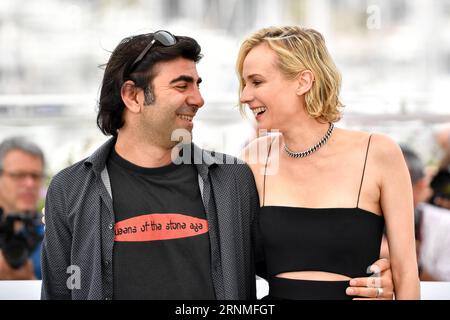 (170526) -- CANNES, le 26 mai 2017 -- le réalisateur Fatih Akin et l'actrice Diane Kruger (droite) du film In the Fade posent pour un photocall à Cannes, France, le 26 mai 2017. Le film In the Fade réalisé par Fatih Akin concourra pour la Palme d Or au 70e Festival de Cannes. )(yk) FRANCE-CANNES-70E FESTIVAL DE CANNES-EN COMPÉTITION-DANS LE FADE-PHOTOCALL ChenxYichen PUBLICATIONxNOTxINxCHN Cannes Mai 26 2017 la réalisatrice Fatih Akin et l'actrice Diane Kruger du film dans le fade posent pour un appel photo à Cannes France LE 26 2017 mai le film dans le fade réalisé par Fatih Akin Will rivaliser pour Banque D'Images