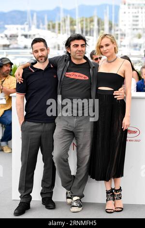 (170526) -- CANNES, le 26 mai 2017 -- le réalisateur Fatih Akin (C) et les acteurs, Denis Moschitto (G), Diane Kruger (D), du film In the Fade posent pour un photocall à Cannes, France, le 26 mai 2017. Le film In the Fade réalisé par Fatih Akin concourra pour la Palme d Or au 70e Festival de Cannes. )(yk) FRANCE-CANNES-70E FESTIVAL DE CANNES-EN COMPÉTITION-DANS LE FADE-PHOTOCALL ChenxYichen PUBLICATIONxNOTxINxCHN Cannes Mai 26 2017 réalisateur Fatih Akin C et Cast Members Denis Moschitto l Diane Kruger r du film dans la pose de fade pour un appel photo à Cannes France LE 26 2017 mai Banque D'Images