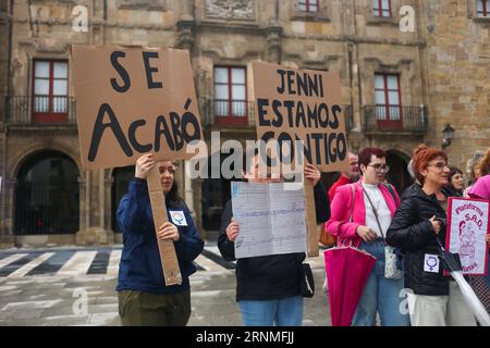Gijon, Asturies, Espagne. 1 septembre 2023. Gijon, Espagne, 01 septembre 2023 : deux filles avec des banderoles en faveur de Jennifer Hermoso lors du rassemblement contre Luis Rubiales, le 01 septembre 2023, à Gijon, Espagne. (Image de crédit : © Alberto Brevers/Pacific Press via ZUMA Press Wire) USAGE ÉDITORIAL SEULEMENT! Non destiné à UN USAGE commercial ! Banque D'Images