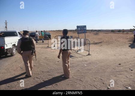 (170526) -- LE CAIRE, 26 mai 2017 -- des policiers égyptiens bloquent la route à environ 10 kilomètres du site de l'attaque, dans le gouvernorat de Minya, au Sud du Caire, Égypte, le 26 mai 2017. vendredi, des hommes armés ont ouvert le feu sur des bus transportant des chrétiens coptes au sud de la capitale égyptienne, tuant 26 personnes et en blessant 25, a déclaré le ministère de la Santé. )(yk) EGYPT-MINGYA-ATTACK AhmedxGomaa PUBLICATIONxNOTxINxCHN le Caire Mai 26 2017 des policiers égyptiens bloquent la route à environ 10 kilomètres du site de l'attaque dans le gouvernorat de Minya au sud du Caire Egypte Mai 26 2017 des hommes armés ont ouvert le feu SUR DES bus transportant des chrétiens coptes SO Banque D'Images