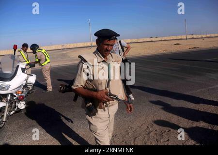 (170526) -- LE CAIRE, 26 mai 2017 -- des policiers égyptiens bloquent la route à environ 10 kilomètres du site de l'attaque, dans le gouvernorat de Minya, au Sud du Caire, Égypte, le 26 mai 2017. vendredi, des hommes armés ont ouvert le feu sur des bus transportant des chrétiens coptes au sud de la capitale égyptienne, tuant 26 personnes et en blessant 25, a déclaré le ministère de la Santé. )(yk) EGYPT-MINGYA-ATTACK AhmedxGomaa PUBLICATIONxNOTxINxCHN le Caire Mai 26 2017 des policiers égyptiens bloquent la route à environ 10 kilomètres du site de l'attaque dans le gouvernorat de Minya au sud du Caire Egypte Mai 26 2017 des hommes armés ont ouvert le feu SUR DES bus transportant des chrétiens coptes SO Banque D'Images