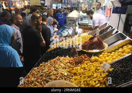 (170527) -- TUNIS, le 27 mai 2017 -- les musulmans tunisiens achètent de la nourriture dans un marché de Tunis, capitale de la Tunisie, le 27 mai 2017, pour préparer le mois sacré du Ramadan, au cours duquel ils jeûnent de l'aube au crépuscule. Les musulmans en Tunisie ont observé le premier jour du mois sacré de jeûne du Ramadan le samedi. ) (yk) TUNISIE-SOCIÉTÉ-RAMADAN AdelexEzzine PUBLICATIONxNOTxINxCHN Banque D'Images