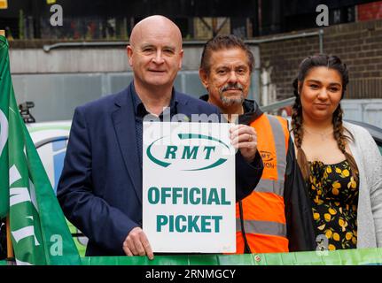 Londres, Royaume-Uni. 02 septembre 2023. Londres, Royaume-Uni. Septembre 02 2023. Mick Lynch, secrétaire général du RMT, se joint aux membres du syndicat du RMT sur la ligne de piquetage à Euston Station. Les passants ferroviaires font face à un autre jour de perturbation car les membres de l'ASLEF ne feront pas overtiome aujourd'hui. RMT Strike.Credit : Mark Thomas/Alamy Live News Banque D'Images