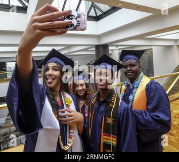 (170528) -- LOS ANGELES, 28 mai 2017 -- des étudiants de l'American University Preparatory School prennent un selfie après une cérémonie de remise des diplômes dans un hôtel du centre-ville de Los Angeles, États-Unis, le 27 mai 2017. )(gj) U.S.-LOS ANGELES-GRADUATION-CEREMONY ZhaoxHanrong PUBLICATIONxNOTxINxCHN Los Angeles Mai 28 2017 les étudiants de l'American University Preparatory School prennent un selfie après une cérémonie de remise des diplômes DANS un hôtel du centre-ville de Los Angeles États-Unis Mai 27 2017 GJ U S Los Angeles cérémonie de remise des diplômes ZhaoxHanrong PUBLICATIONxNOTxNOTxINxCHN Banque D'Images