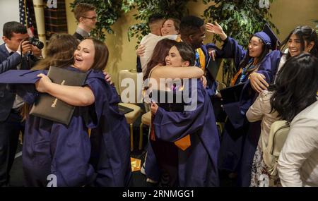 (170528) -- LOS ANGELES, 28 mai 2017 -- des étudiants de l'American University Preparatory School s'embrassent lors d'une cérémonie de remise des diplômes dans un hôtel du centre-ville de Los Angeles, aux États-Unis, le 27 mai 2017. )(gj) U.S.-LOS ANGELES-GRADUATION-CEREMONY ZhaoxHanrong PUBLICATIONxNOTxINxCHN Los Angeles Mai 28 2017 étudiants de l'American University Preparatory School s'embrassent lors d'une cérémonie de remise des diplômes DANS un hôtel du centre-ville de Los Angeles États-Unis Mai 27 2017 GJ U S Los Angeles cérémonie de remise des diplômes ZhaoxHanrong PUBLICATIONxNOTxNOTxINxCHN Banque D'Images