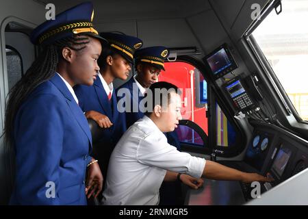 (170528) -- NAIROBI, le 28 mai 2017 -- les conducteurs de train Concilia, Wendy, Caroline (de gauche à droite) suivent les procédures opérationnelles avec leur professeur Zhang Cheng lors de leur formation à Nairobi, Kenya, le 17 mai 2017. Le chemin de fer à voie standard du Kenya reliant Mombasa à Nairobi sera inauguré le 31 mai avec les premières femmes conducteurs de train du pays exploitant le premier train de voyageurs pour leur président Uhuru Kenyatta. )(dtf) KENYA-NAIROBI-MOMBASA-RAILWAY-FEMMES CONDUCTEURS DE TRAIN SunxRuibo PUBLICATIONxNOTxINxCHN Nairobi Mai 28 2017 conducteurs de train Wendy Caroline de gauche à droite suivre le Operating Pro Banque D'Images