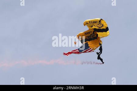 (170529) -- NEW YORK, le 29 mai 2017 -- l'équipe de parachutistes Golden Knights de l'armée américaine se produit lors du 14e spectacle aérien annuel de Bethpage au-dessus de Johns Beach à New York, aux États-Unis, le 28 mai 2017.) (zcc) US-NEW YORK-AIR SHOW WangxYing PUBLICATIONxNOTxINxCHN New York Mai 29 2017 U S Army Golden Knights parachute Team se produit lors de la 14e édition annuelle DU BETHPAGE Air Show Over Johns Beach à New York États-Unis Mai 28 2017 ZCC U S New York Air Show WangxYing PUBLICATIONxNOTxINxCHN Banque D'Images