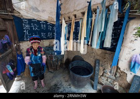 (170529) -- DALI, 29 mai 2017 -- Dong Julan, une femme de 60 ans de l'ethnie Bai, teint le tissu d'un produit de teinture de cravate dans le village de Zhoucheng de la préfecture autonome de Bai de Dali, dans le sud-ouest de la Chine, province du Yunnan, 25 mai 2017. En tant que technique folklorique traditionnelle du groupe ethnique Bai, la teinture de cravate a été répertoriée en 2006 dans les patrimoines culturels immatériels au niveau de l'État. La technique passe par trois étapes principales : faire des nœuds, tremper et teindre, et sécher au soleil. Les produits traditionnels de teinture de cravate sont principalement inspirés par le paysage local et basés sur des couleurs bleues et blanches.) (RY) CHINA-YUNNAN-BAI Banque D'Images