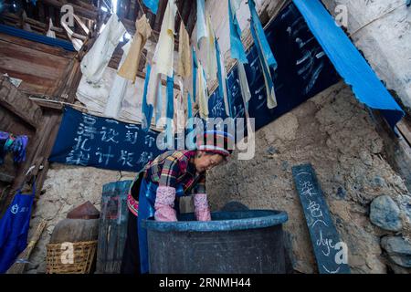 (170529) -- DALI, 29 mai 2017 -- Dong Julan, une femme de 60 ans de l'ethnie Bai, teint le tissu d'un produit de teinture de cravate dans le village de Zhoucheng de la préfecture autonome de Bai de Dali, dans le sud-ouest de la Chine, province du Yunnan, 25 mai 2017. En tant que technique folklorique traditionnelle du groupe ethnique Bai, la teinture de cravate a été répertoriée en 2006 dans les patrimoines culturels immatériels au niveau de l'État. La technique passe par trois étapes principales : faire des nœuds, tremper et teindre, et sécher au soleil. Les produits traditionnels de teinture de cravate sont principalement inspirés par le paysage local et basés sur des couleurs bleues et blanches.) (RY) CHINA-YUNNAN-BAI Banque D'Images