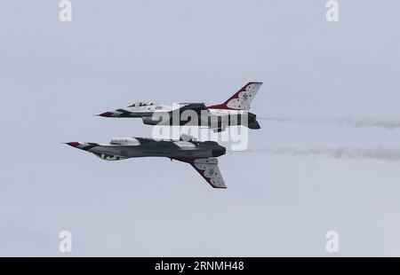 (170529) -- NEW YORK, le 29 mai 2017 -- les Thunderbirds de l'US Air Force effectuent des acrobaties aériennes lors du 14e spectacle aérien annuel de Bethpage au-dessus de Johns Beach à New York, aux États-Unis, le 28 mai 2017.) (zcc) US-NEW YORK-AIR SHOW WangxYing PUBLICATIONxNOTxINxCHN New York Mai 29 2017 U S Air Force Thunderbirds effectue des acrobaties aériennes lors du 14e spectacle aérien annuel DE BETHPAGE au-dessus de Johns Beach à New York États-Unis Mai 28 2017 ZCC U S New York Air Show WangxYing PUBLICATIONxNOTxINxCHN Banque D'Images