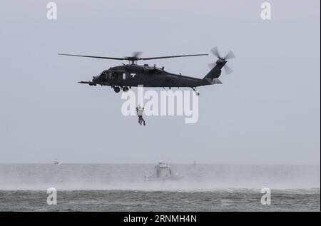 (170529) -- NEW YORK, le 29 mai 2017 -- Un hélicoptère de la Garde nationale de New York effectue des acrobaties aériennes lors du 14e spectacle aérien annuel de Bethpage au-dessus de Johns Beach à New York, aux États-Unis, le 28 mai 2017.) (zcc) US-NEW YORK-AIR SHOW WangxYing PUBLICATIONxNOTxINxCHN New York Mai 29 2017 un hélicoptère de la Garde nationale de New York effectue des acrobaties aériennes au cours du 14e spectacle aérien annuel DE BETHPAGE au-dessus de Johns Beach à New York États-Unis Mai 28 2017 ZCC U S New York Air Show WangxYing PUBLICATIONxNOTxINxCHN Banque D'Images