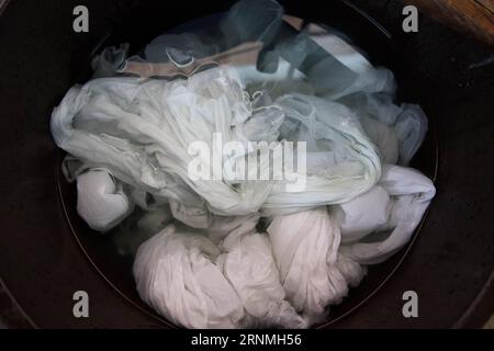 (170529) -- DALI, 29 mai 2017 -- une photo prise le 25 mai 2017 montre un tissu de coton blanc utilisé pour fabriquer des produits de teinture de cravate dans le village de Zhoucheng de la préfecture autonome de Bai de Dali, dans le sud-ouest de la Chine, dans la province du Yunnan. En tant que technique folklorique traditionnelle du groupe ethnique Bai, la teinture de cravate a été répertoriée en 2006 dans les patrimoines culturels immatériels au niveau de l'État. La technique passe par trois étapes principales : faire des nœuds, tremper et teindre, et sécher au soleil. Les produits traditionnels de teinture de cravate sont principalement inspirés par le paysage local et basés sur des couleurs bleues et blanches.) (RY) CHINE-YUNNAN-BAI GROUPE ETHNIQUE-LIEN Banque D'Images