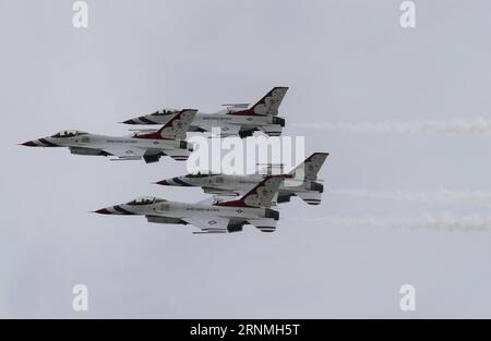 (170529) -- NEW YORK, le 29 mai 2017 -- les Thunderbirds de l'US Air Force effectuent des acrobaties aériennes lors du 14e spectacle aérien annuel de Bethpage au-dessus de Johns Beach à New York, aux États-Unis, le 28 mai 2017.) (zcc) US-NEW YORK-AIR SHOW WangxYing PUBLICATIONxNOTxINxCHN New York Mai 29 2017 U S Air Force Thunderbirds effectue des acrobaties aériennes lors du 14e spectacle aérien annuel DE BETHPAGE au-dessus de Johns Beach à New York États-Unis Mai 28 2017 ZCC U S New York Air Show WangxYing PUBLICATIONxNOTxINxCHN Banque D'Images