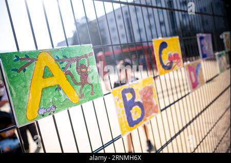 Berlin, Allemagne. 02 septembre 2023. Lors de la cérémonie d'inscription à l'école primaire Pusteblume, des feuillets de papier avec l'alphabet sont accrochés à la clôture. Quelques jours après le début de la nouvelle année scolaire, 37 470 élèves de première année commenceront l’école à Berlin. Ce samedi, les enfants et leurs familles assisteront à la cérémonie d’inscription, et les cours commenceront lundi. Crédit : Fabian Sommer/dpa/Alamy Live News Banque D'Images