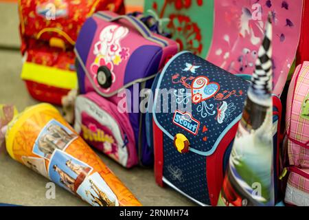 Berlin, Allemagne. 02 septembre 2023. Des sacs d'école et des sacs à dos sont exposés lors de la cérémonie d'inscription à l'école primaire Pusteblume. Quelques jours après le début de la nouvelle année scolaire, 37 470 élèves de première année commenceront l’école à Berlin. Ce samedi, les enfants et leurs familles assisteront à la cérémonie d’inscription scolaire, suivie du début des cours lundi. Crédit : Fabian Sommer/dpa/Alamy Live News Banque D'Images