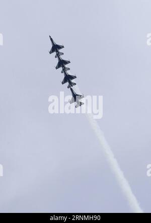 (170529) -- NEW YORK, le 29 mai 2017 -- les Thunderbirds de l'US Air Force effectuent des acrobaties aériennes lors du 14e spectacle aérien annuel de Bethpage au-dessus de Johns Beach à New York, aux États-Unis, le 28 mai 2017.) (zcc) US-NEW YORK-AIR SHOW WangxYing PUBLICATIONxNOTxINxCHN New York Mai 29 2017 U S Air Force Thunderbirds effectue des acrobaties aériennes lors du 14e spectacle aérien annuel DE BETHPAGE au-dessus de Johns Beach à New York États-Unis Mai 28 2017 ZCC U S New York Air Show WangxYing PUBLICATIONxNOTxINxCHN Banque D'Images